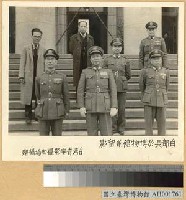白崇禧部長於博物館前留影藏品圖，第1張